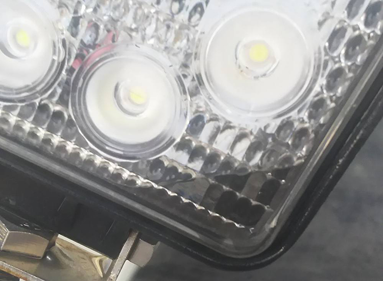 他社製品LED作業灯浸水写真